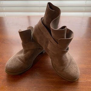 Kenneth Cole Womens Taupe Suede Short Pull On Strap Boots Shoes Size 8